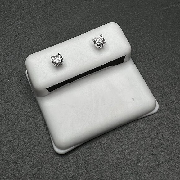 0.61 CT VVS Moissanite Prong Set 925 Silver Screwback Earring Studs 4mm - Picture 1 of 3